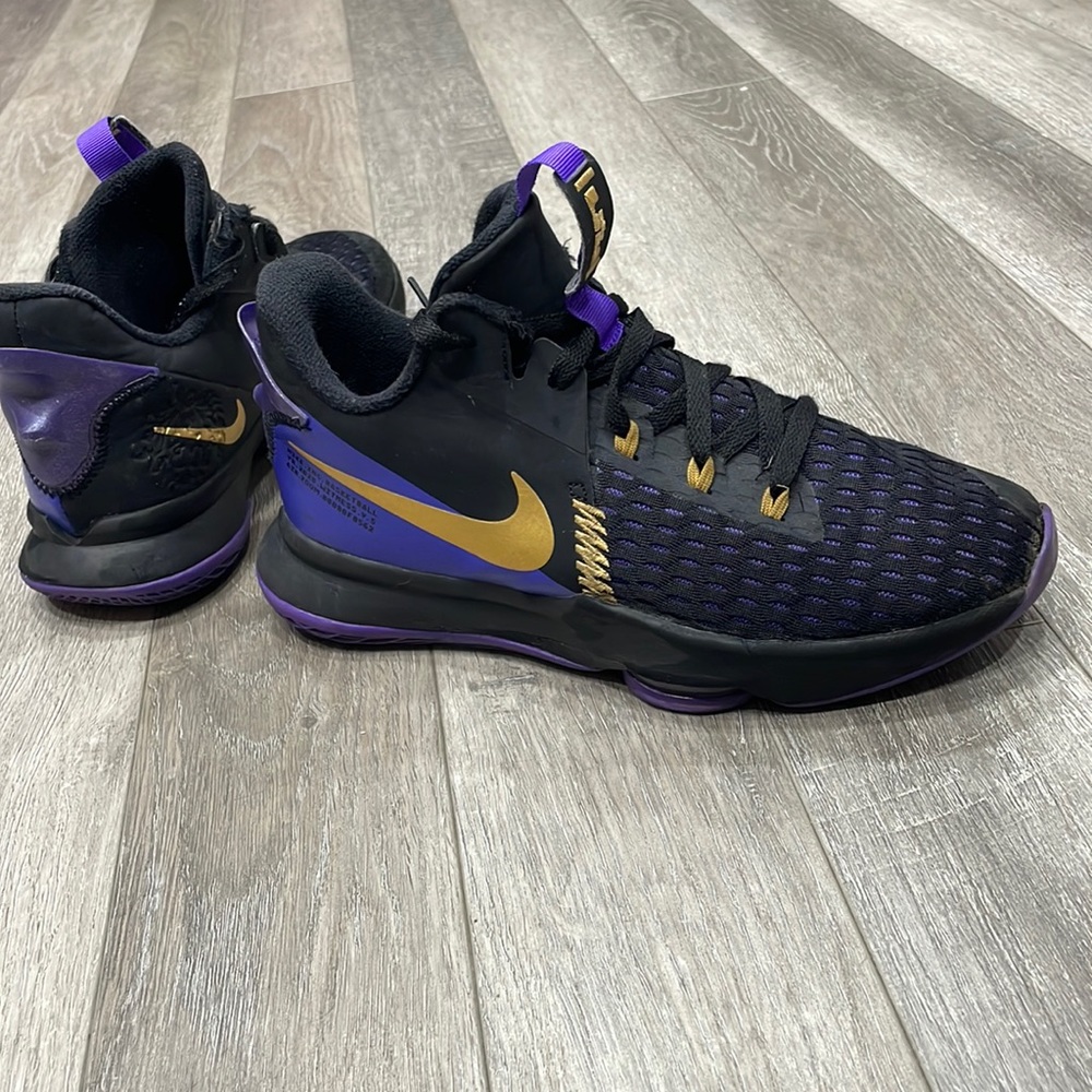 Nike LaBron Witness V men’s size 9